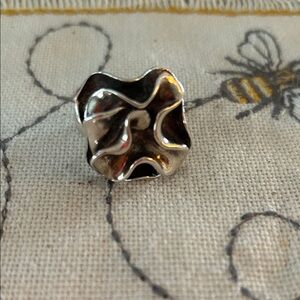 “Silpada” 9.25 Silver Floral Jewelry Piece size 7, absolutely stunning 🥰